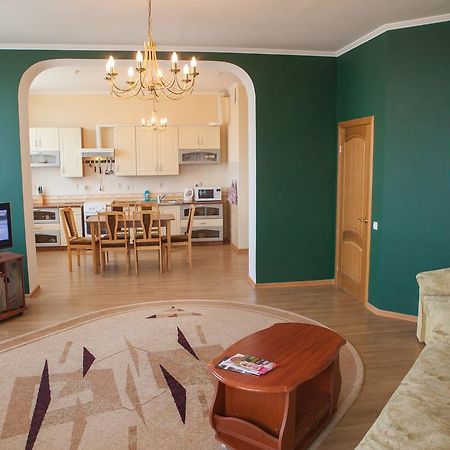 Apartment In 2 Min From Poznyaky Metro Station Kiev Esterno foto