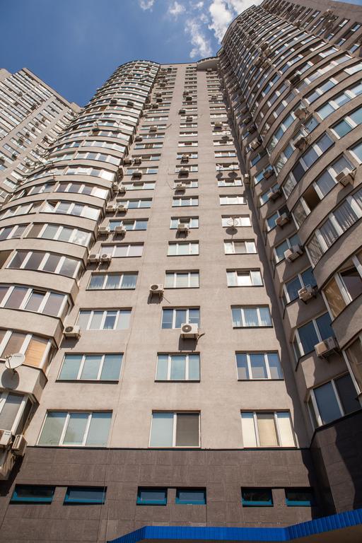 Apartment In 2 Min From Poznyaky Metro Station Kiev Esterno foto