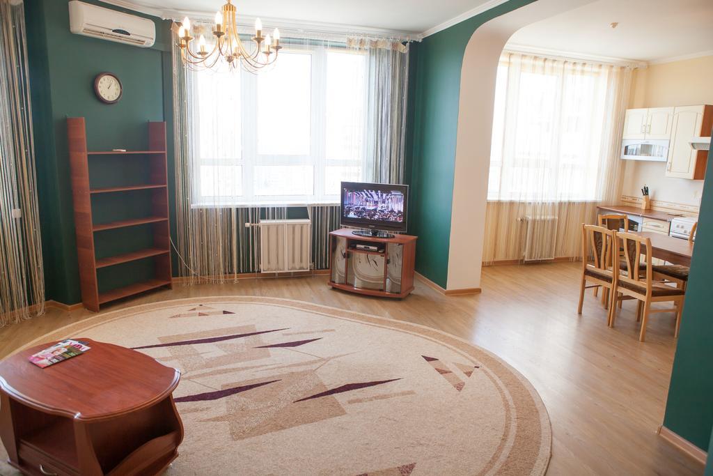 Apartment In 2 Min From Poznyaky Metro Station Kiev Esterno foto