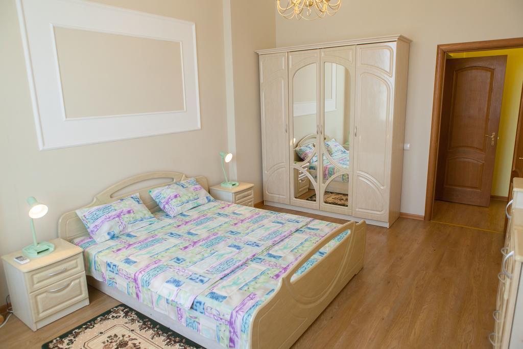 Apartment In 2 Min From Poznyaky Metro Station Kiev Esterno foto